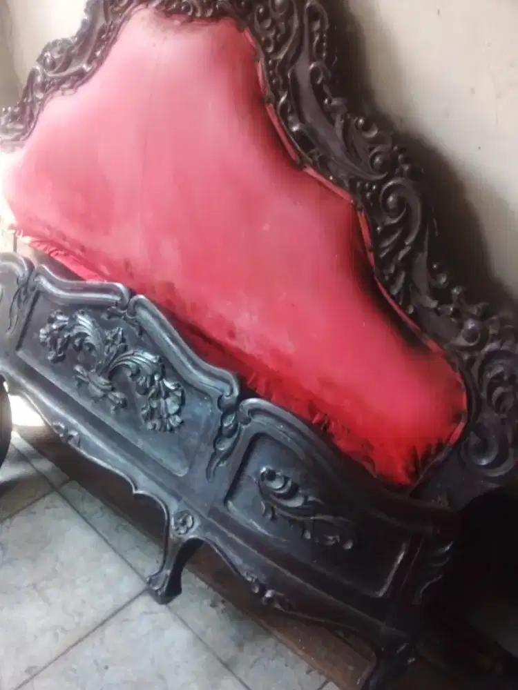 Tempat tidur ukir kayu jati