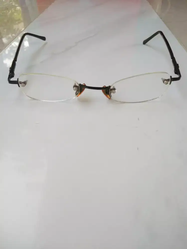 Kacamata Lacoste