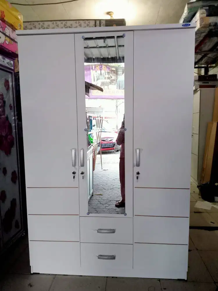 LEMARI PAKAIAN 3 PINTU LACI KARIN