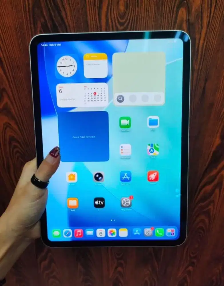 Ipad pro m5 256gb wifi inter unit charger like new
