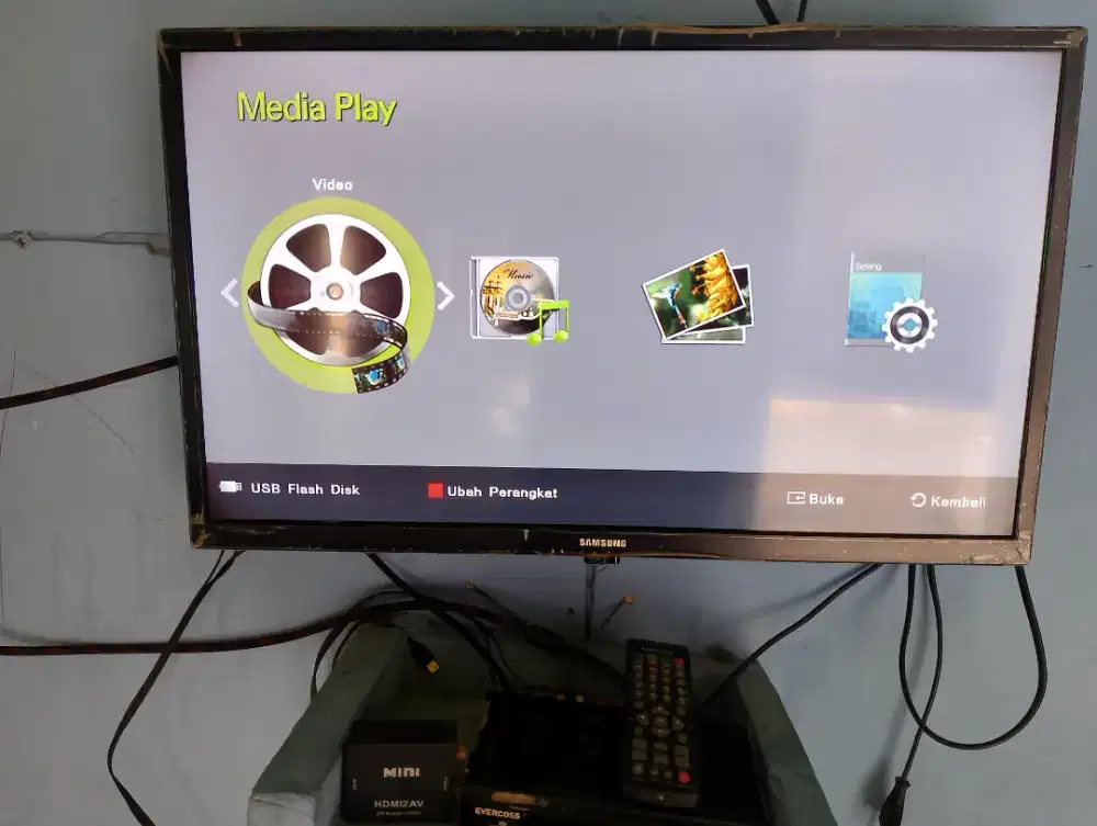 Tv Samsung 24 inci 90% mulus + sttb + flashdiskh + cabel HDMI