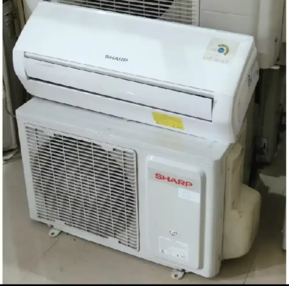 AC Sharp 1/2pk  mulus, normal, putih bersih