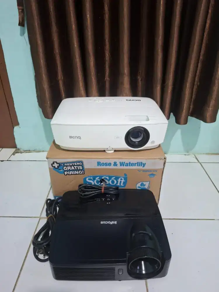 dijual 2 unit proyektor normal