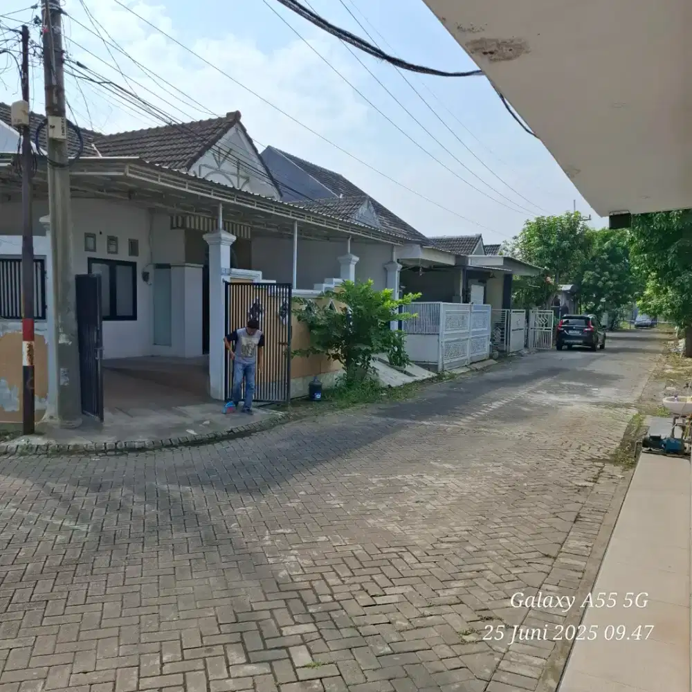 Dijual Rumah di Puri Indah pojok, hadap Selatan/Barat