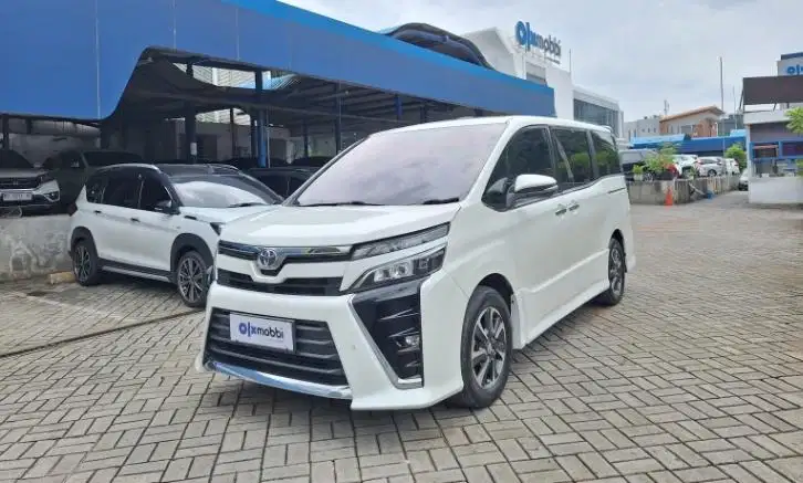 DP MURAH Toyota Voxy 2.0 Bensin-AT 2018 Putih CBYIB