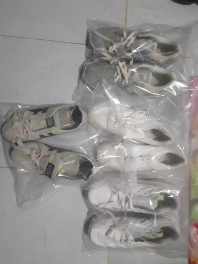 Petugas cuci sepatu