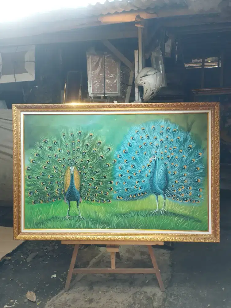 lukisan kanvas pemandangan 2 burung merak berbeda warna + frame