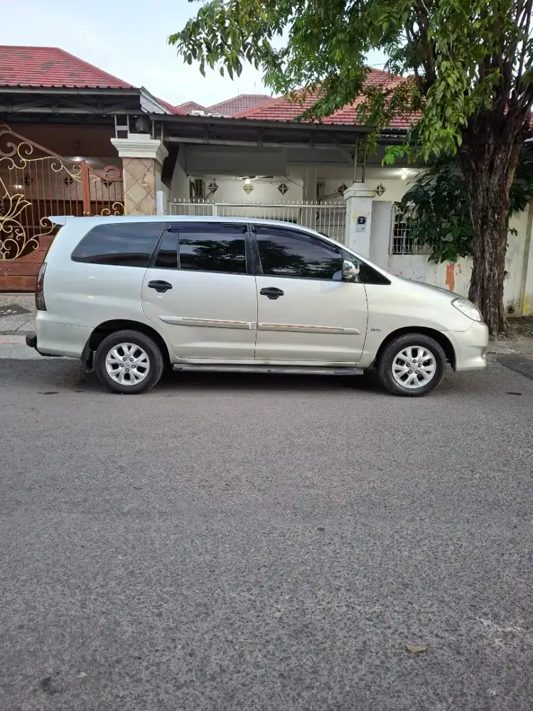 Di jual kijang inova 2010