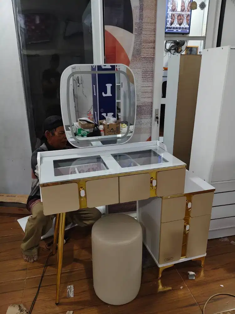 MEJA RIAS LAMPU LED KOTAK