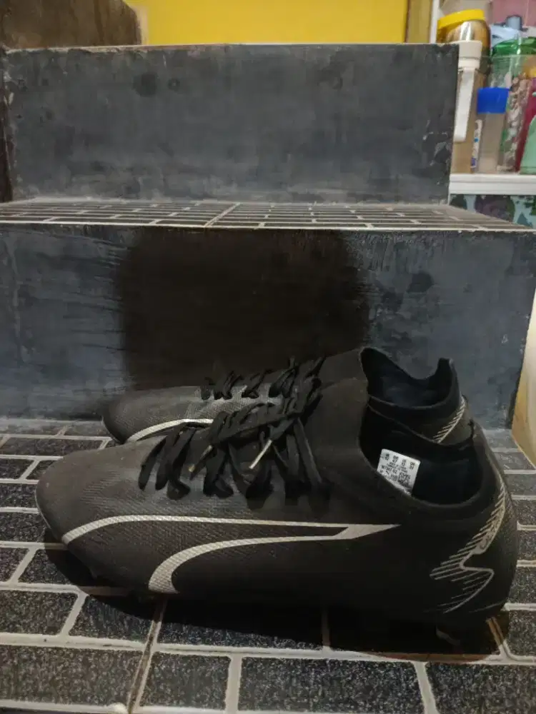 sepatu bola Puma Ultra Match FG/AG