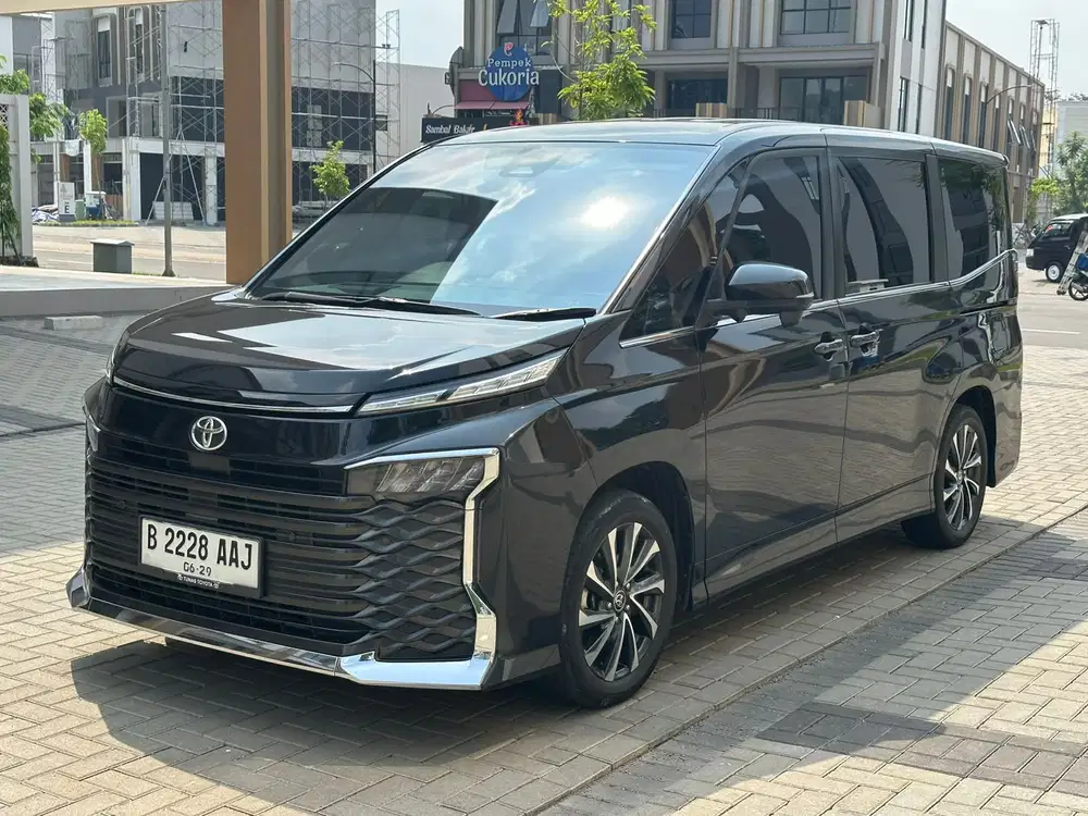 Toyota Voxy 2.0 KM 31 RB hitam