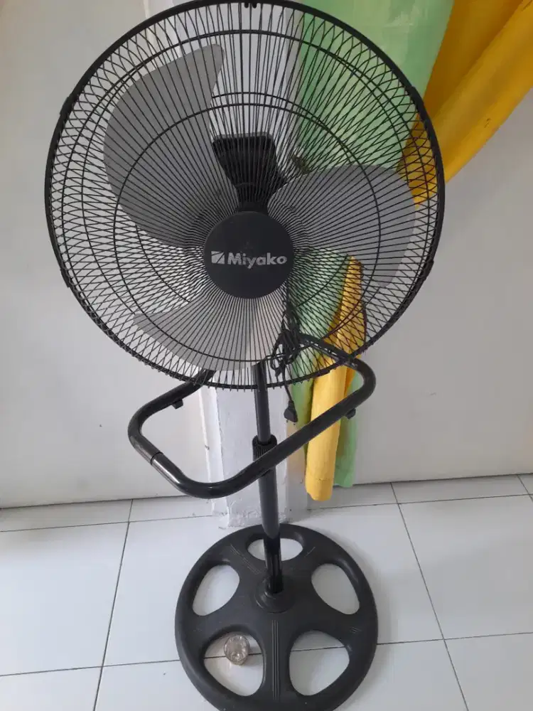 Miyako besar besi angin kencang sekali kiri kanan, pakaian pribadi