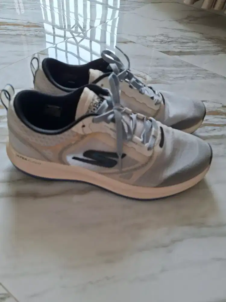 Sepatu Skechers GoRun Pulse ( Panjang 27 CM )