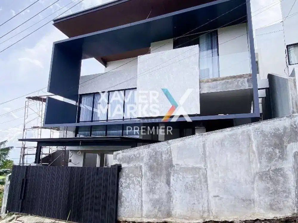 DIJUAL Villa Luxury Aesthetic Tropical Modern 2,5Lt Splite Level Ada Private Pool dan Balkon Cocok untuk Coffe Morning Dekat Wisata di Oro-oro Ombo