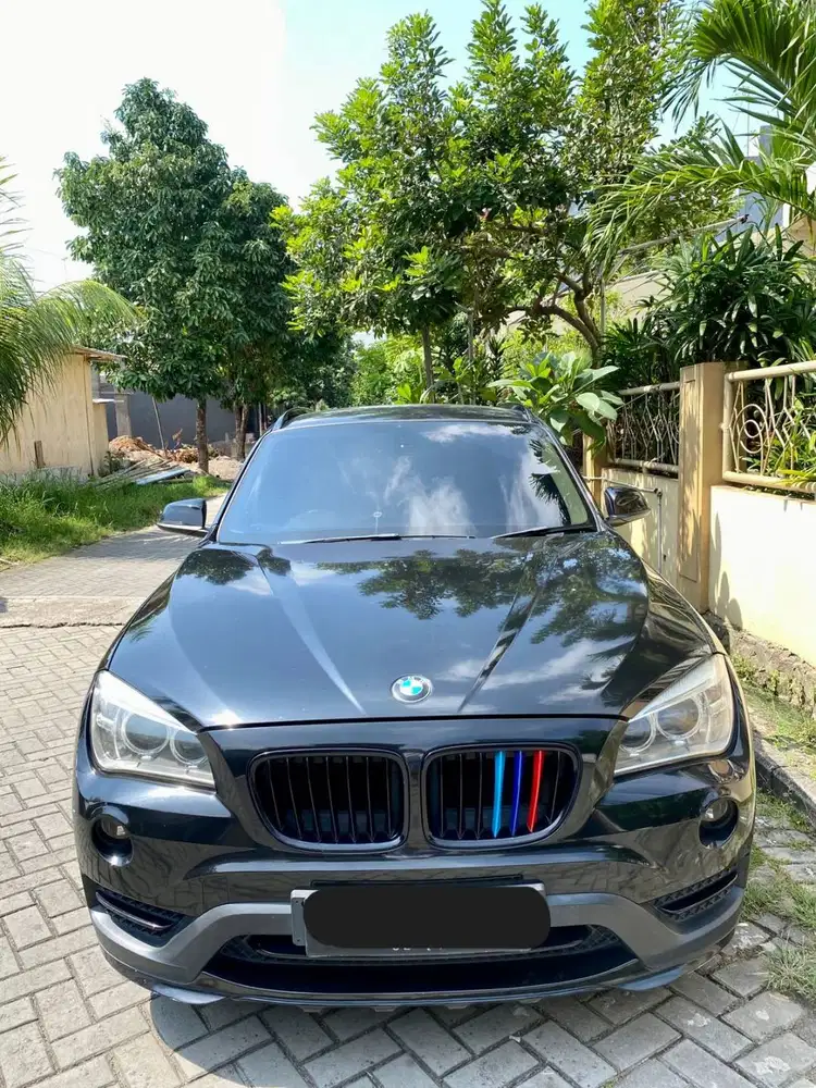 BMW X1 sDrive18i (warna hitam, bensin, AT, rakitan 2015)