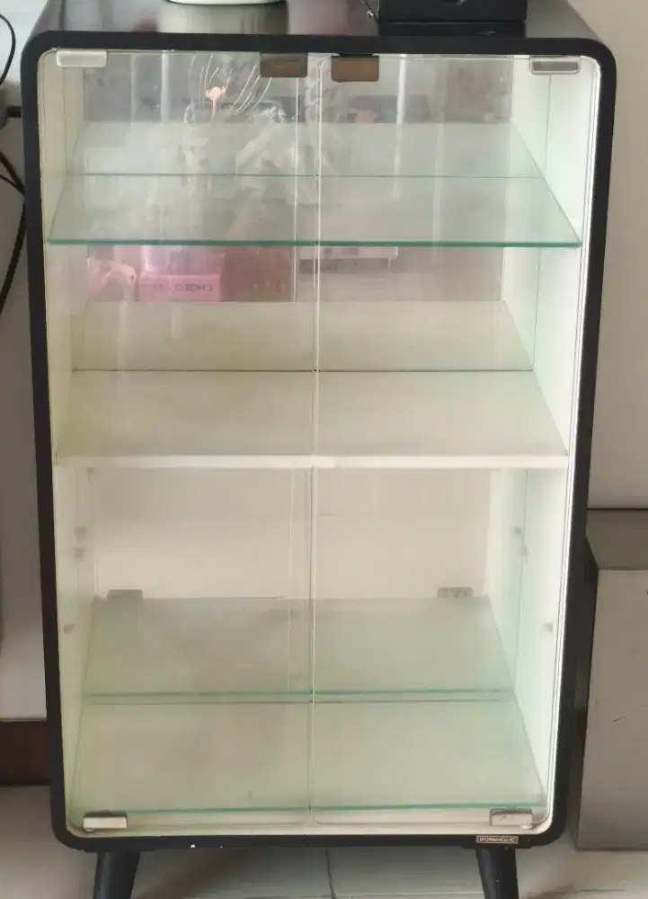 Furniture Lemari hias kaca