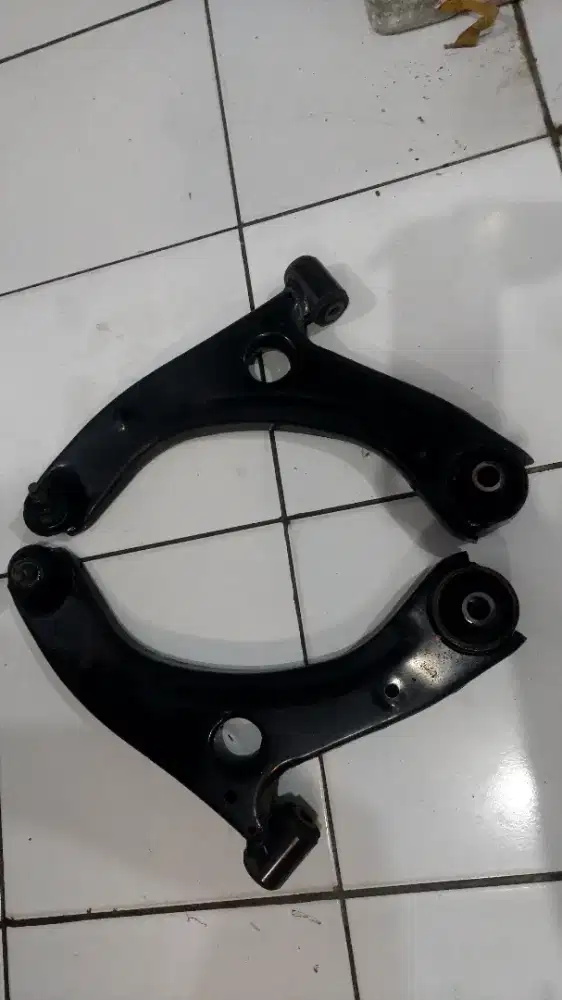 Lower arm + angine mounting calya sigra copotan