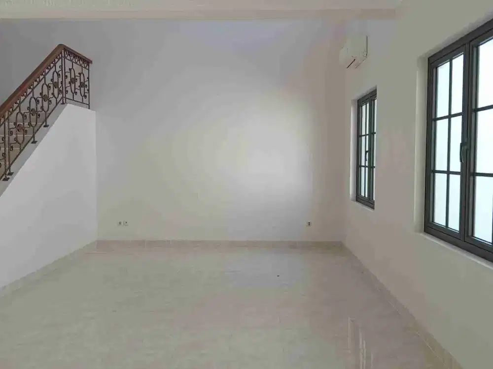 dijual cepat rumah cantik ,siap huni,  depan taman, dalam cluster.