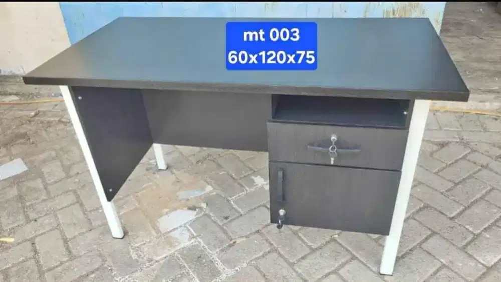 Meja kerja minimalis