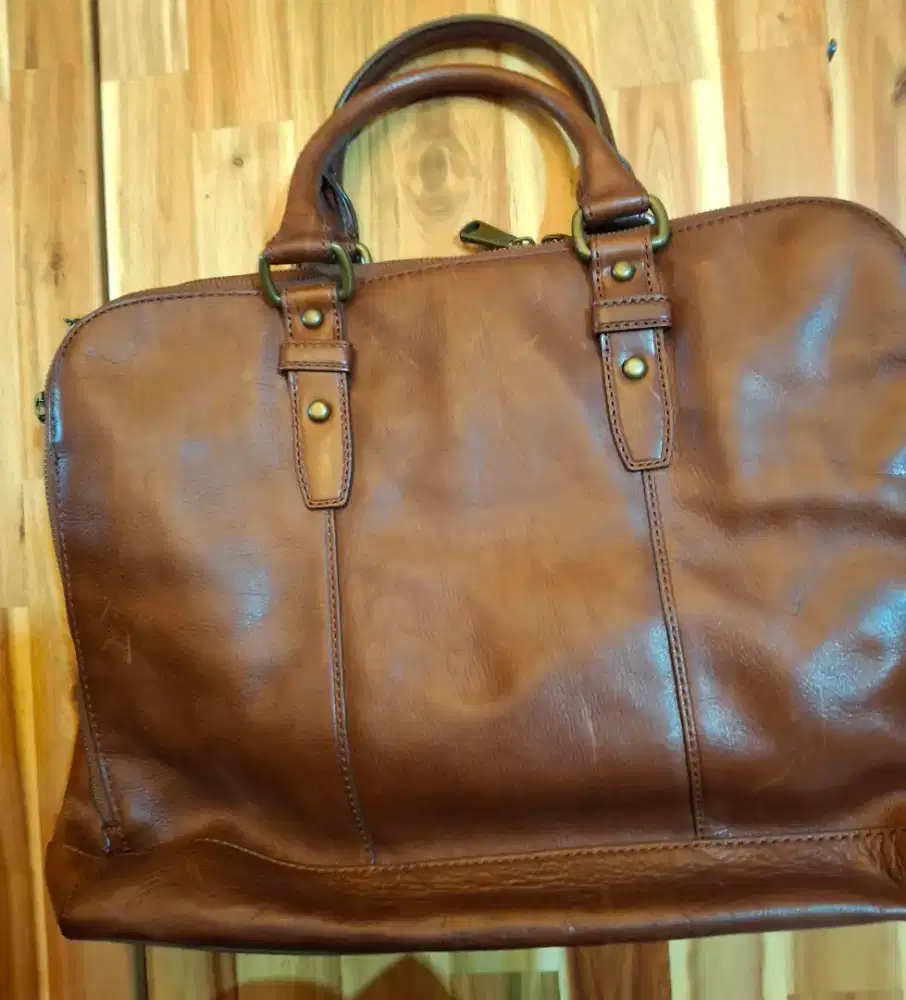 Dijual Tas kulit (Ori Leather) branded FOSIL  never used  NETT 2.5juta