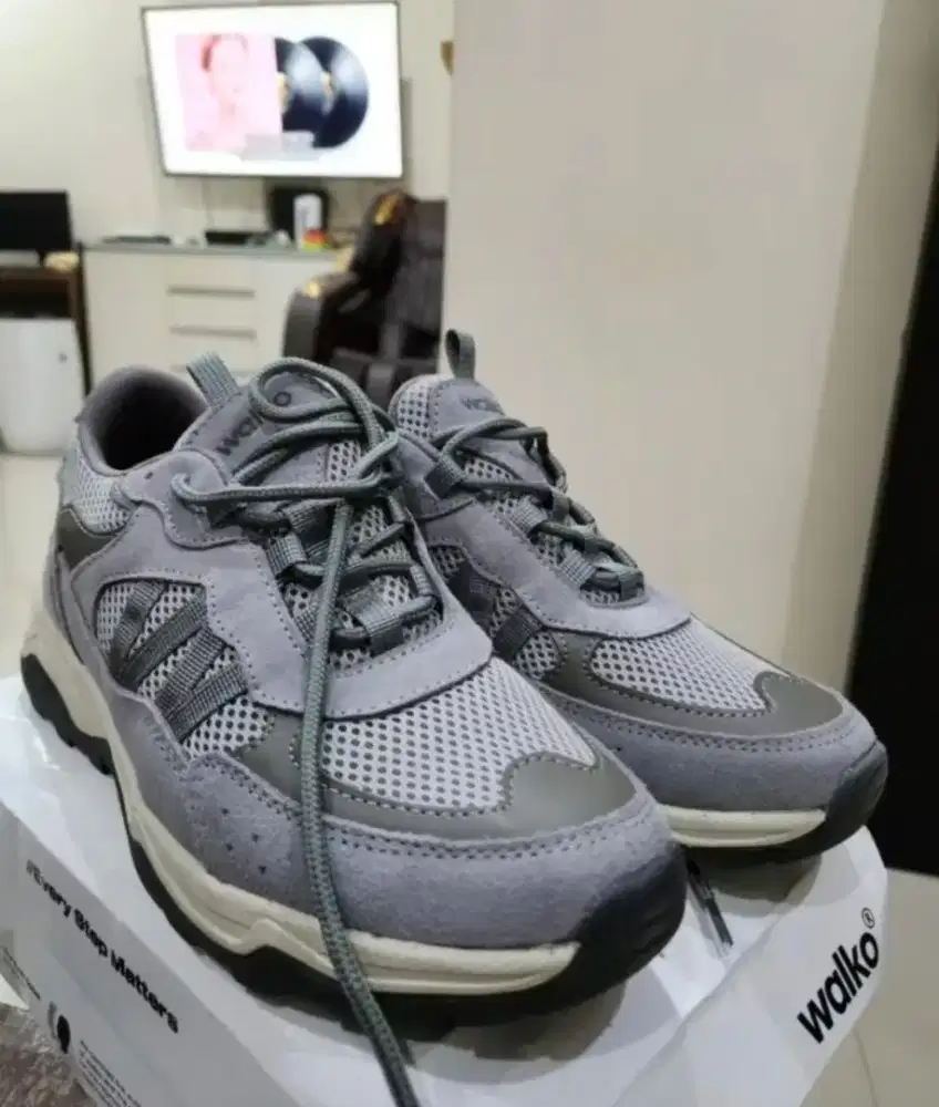 jual sepatu sneakers Walko sz 44 insole 29cm Like New