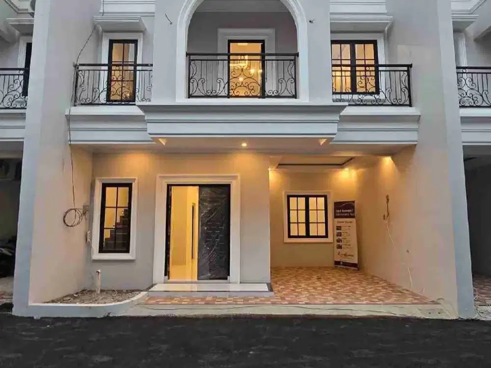 Rumah 2 Lantai plus rooftop dalam cluster Jagakarsa