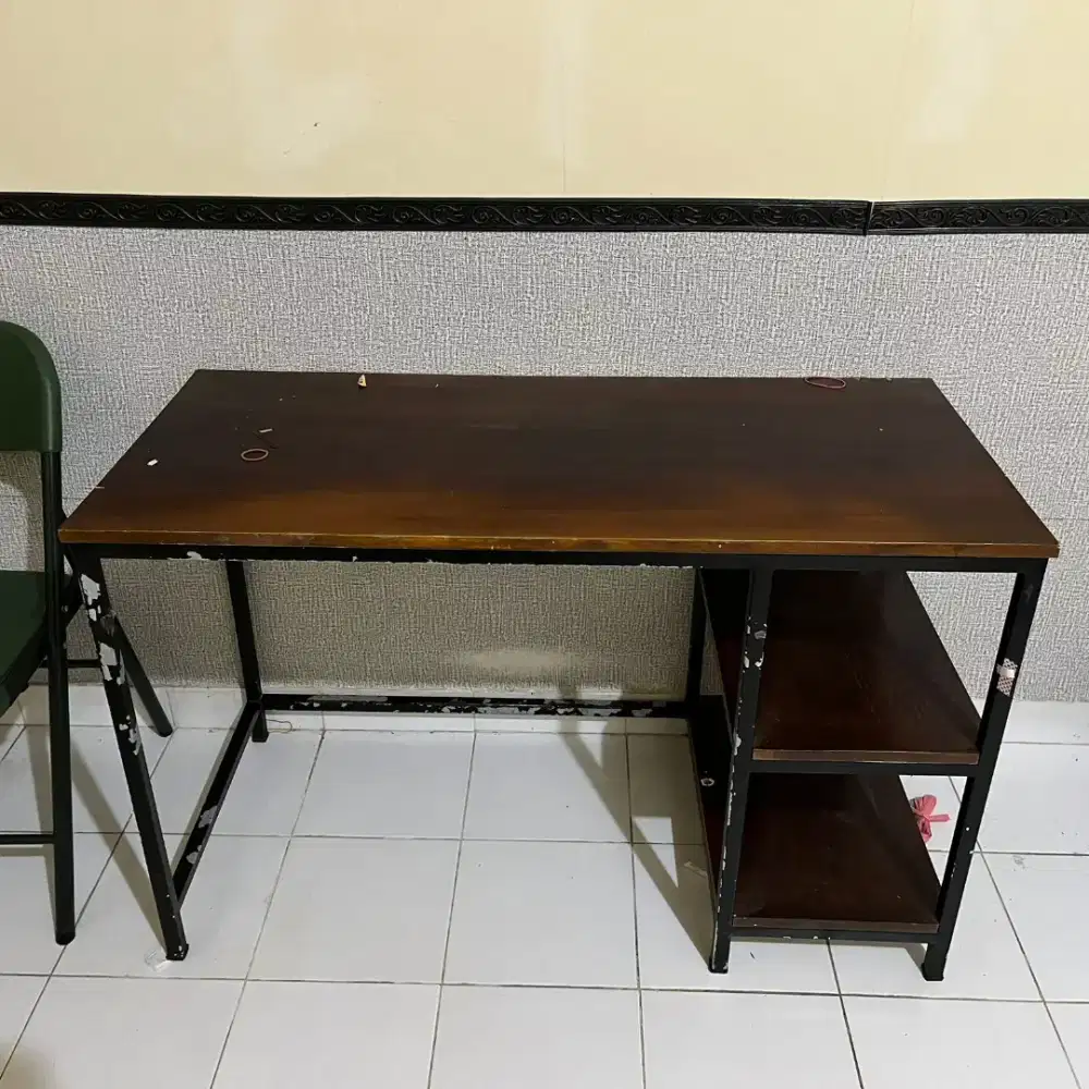 Meja belajar bekas