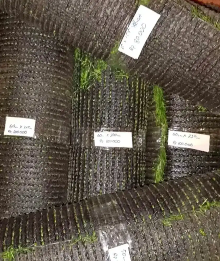Rumput sintetis baru, sisa potongan
