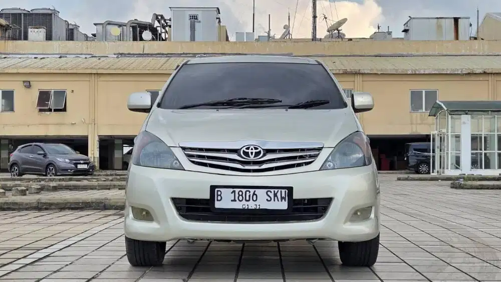 Toyota Innova G AT 2010