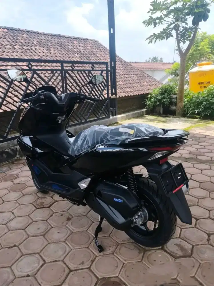 HONDA PCX 160 CBS HITAM