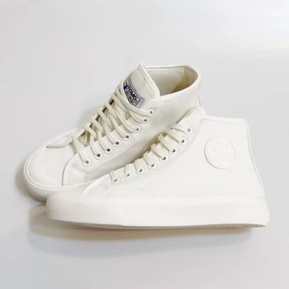 Sepatu pria dan wanita