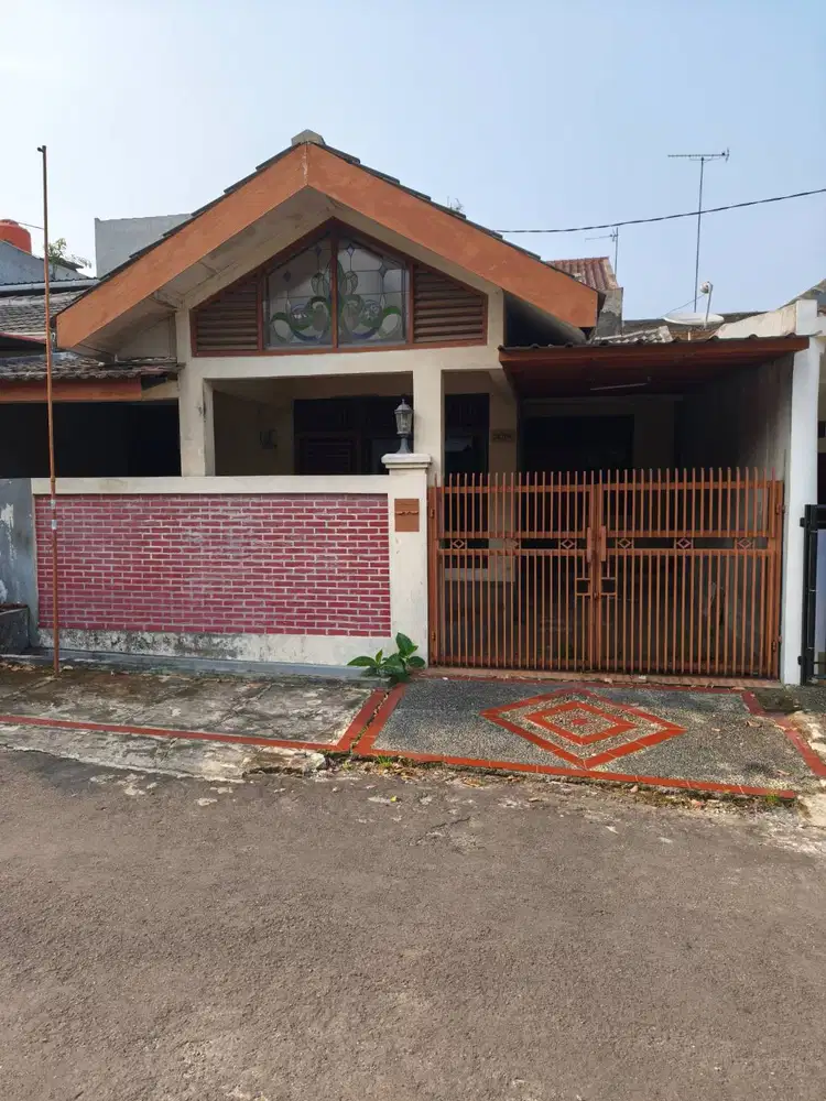 Rumah tua hitung tanah. Luas tanah 120m2 di Perum Bumi Mutiara.