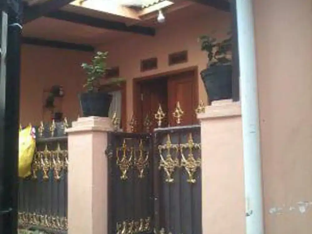 Rumah  dalam gang di Sukaraja Pasteur, kota Bandung