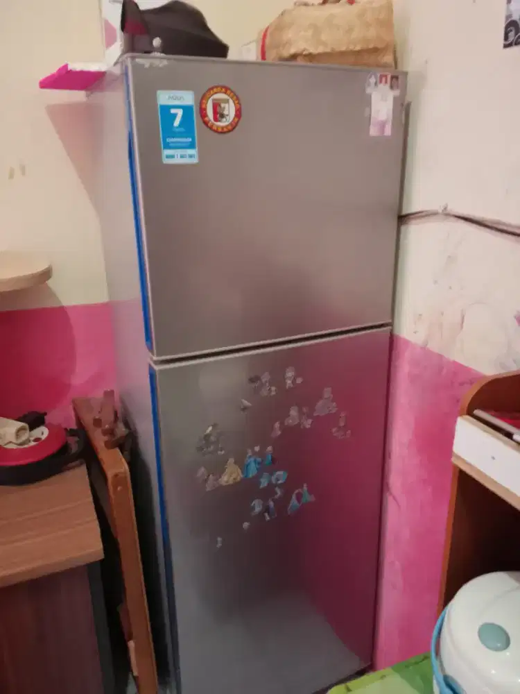 Di jual cepat Kulkas 2 pintu Aqua, pembelian dari baru, nego tipis