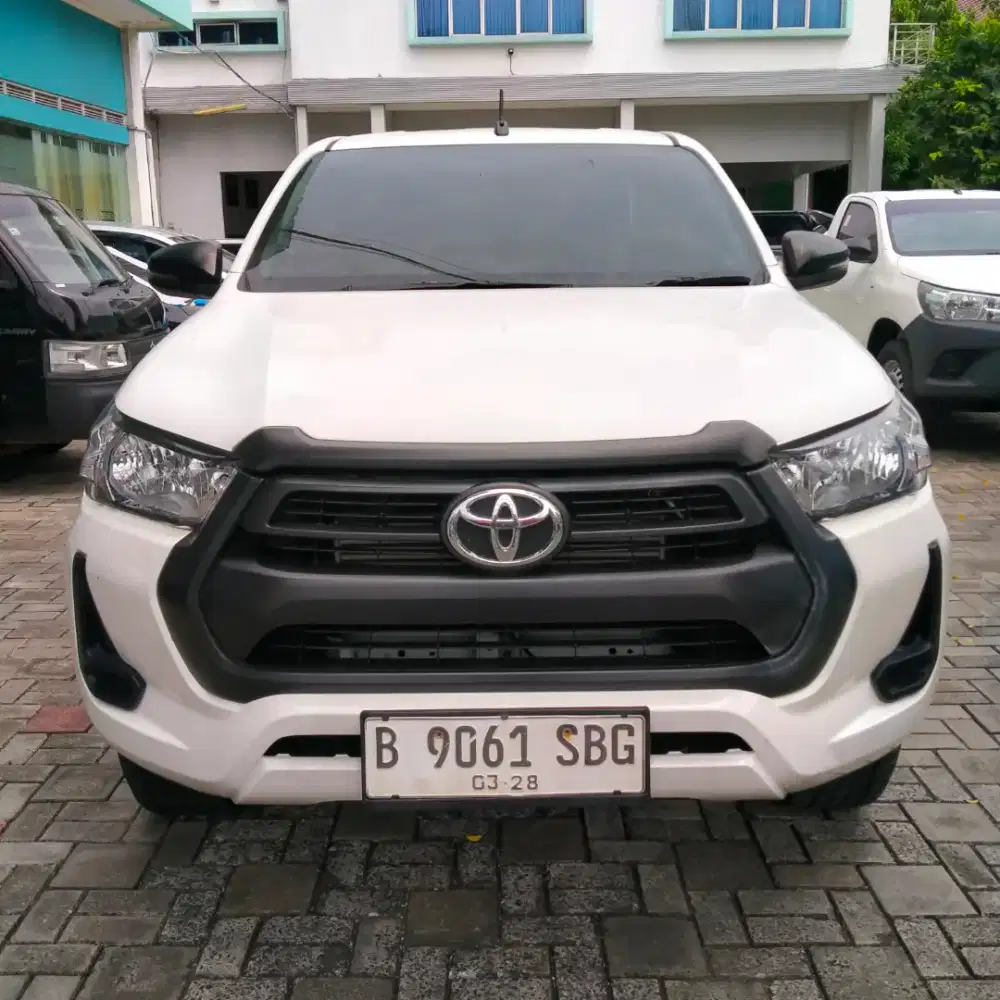 TOYOTA HILUX DC E 2.4 4X4 MT 2023