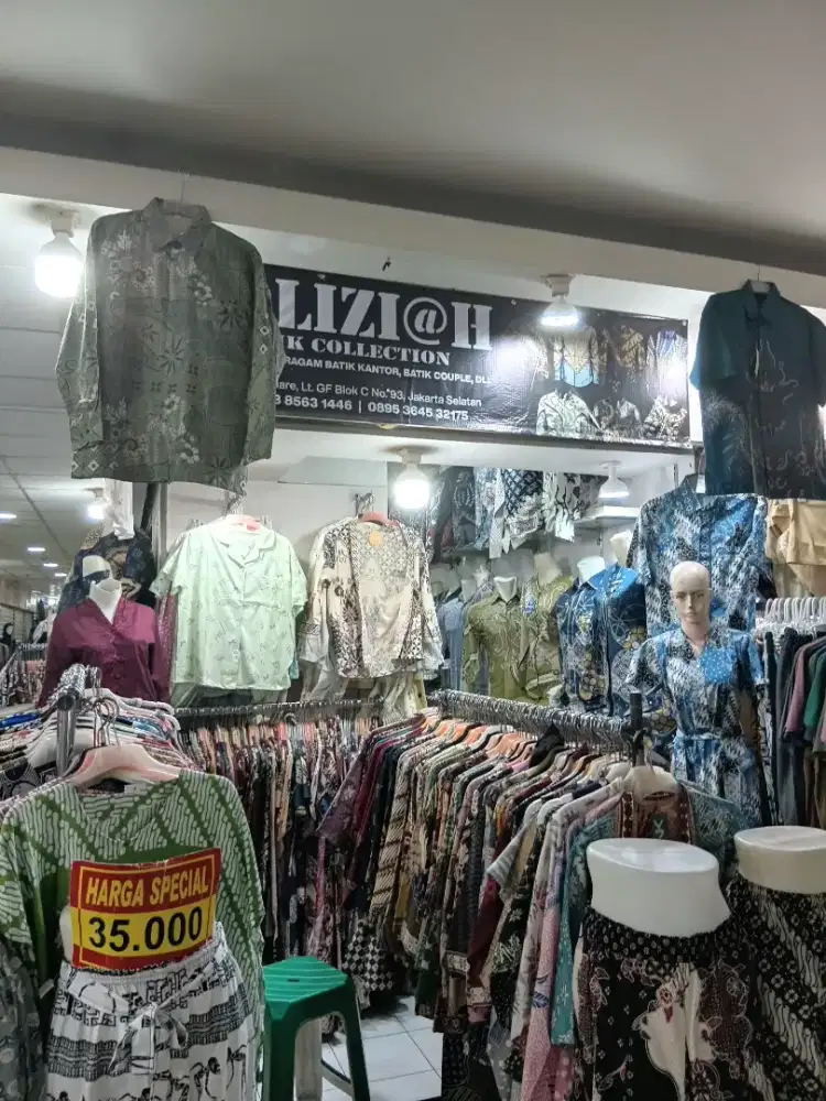 Pekerja spg baju batik