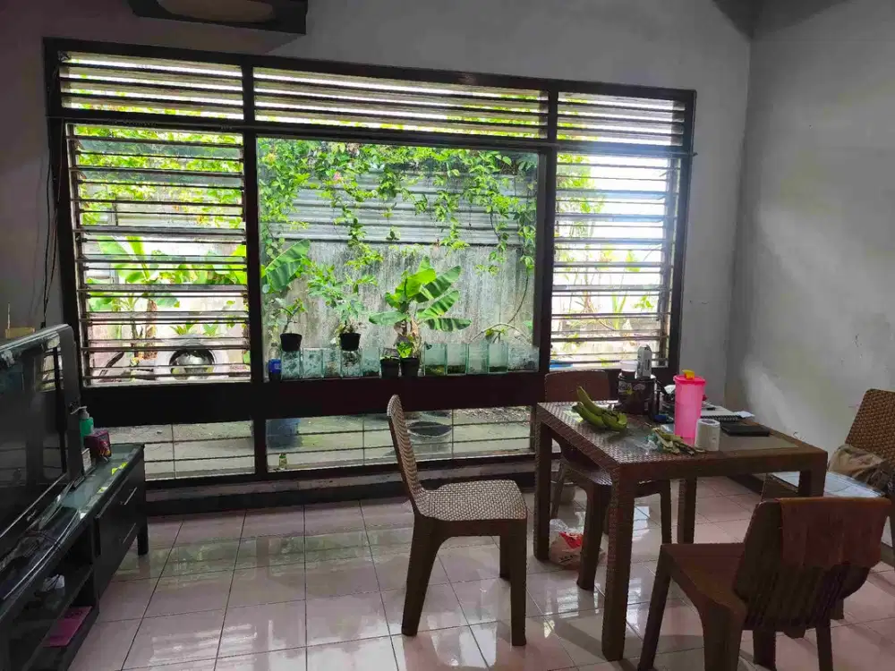 Dijual Toko + Rumah + lahan tanah di pinggir jalan ramai dan strategis di Kebonsari Jember