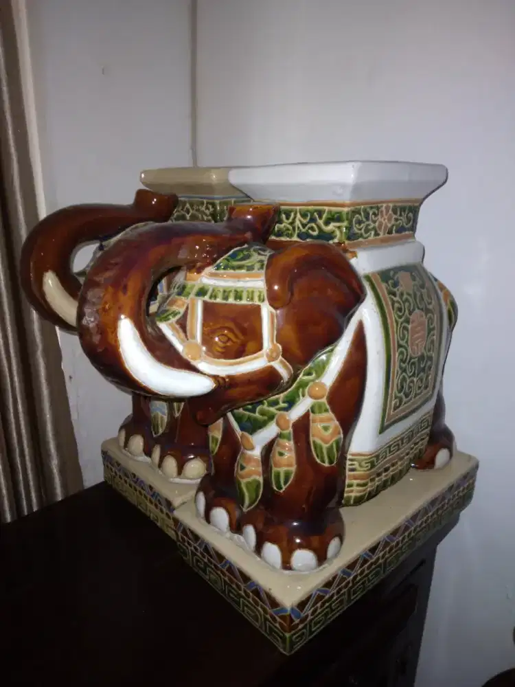 Pajangan keramik gajah thailand