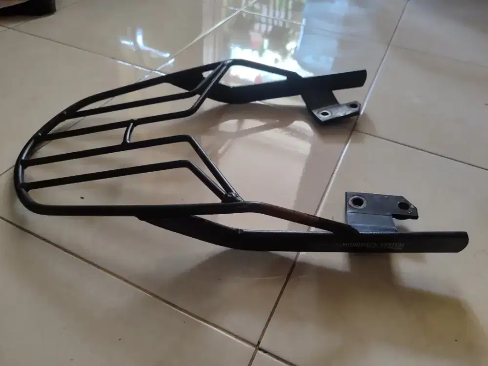 Bracket box givi original untuk motor Scoopy