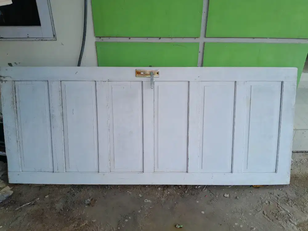 Pintu kayu kuat