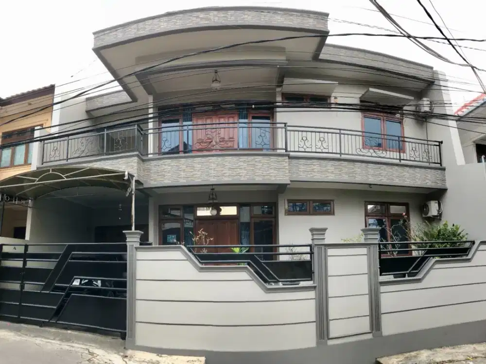 Rumah 2 Lantai Pinggir Jalan Utama Jaticempaka – SHM, Akses Tol Cepat, Siap Huni!