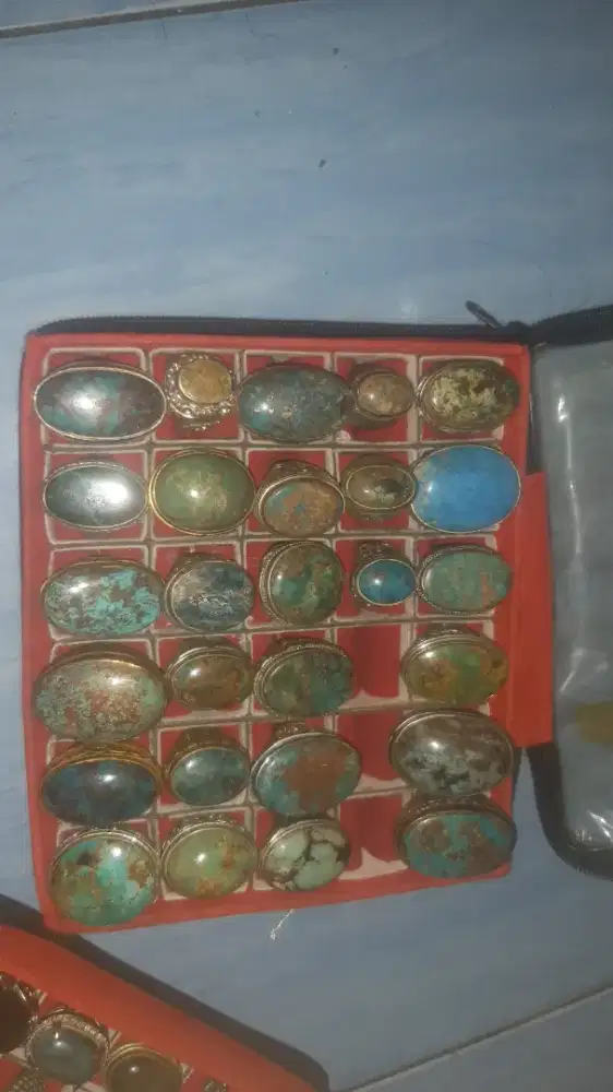 Barang kali ada kolektor yg mau borong batu pirus ,