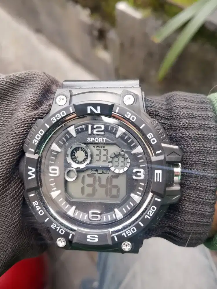 Jam tangan sport pria pemberanj