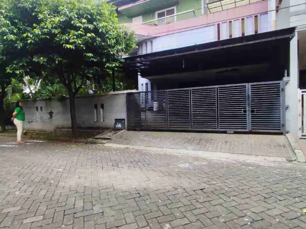 Rumah Besar Mewah Hitung Tanah di Kemang Pratama 2