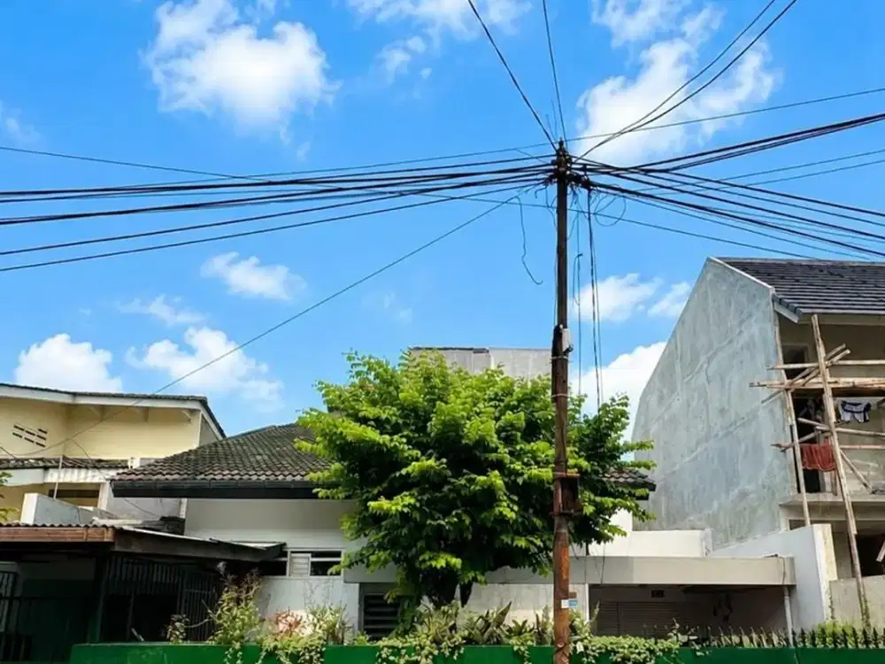 ANA RUMAH LOKASI FAVORIT UK 12.5X20M DI KOMPLEK KAVLING POLRI JELAMBAR