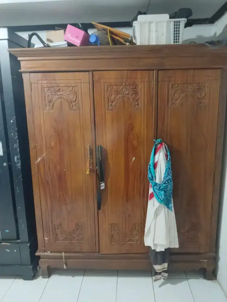 lemari kayu jati
