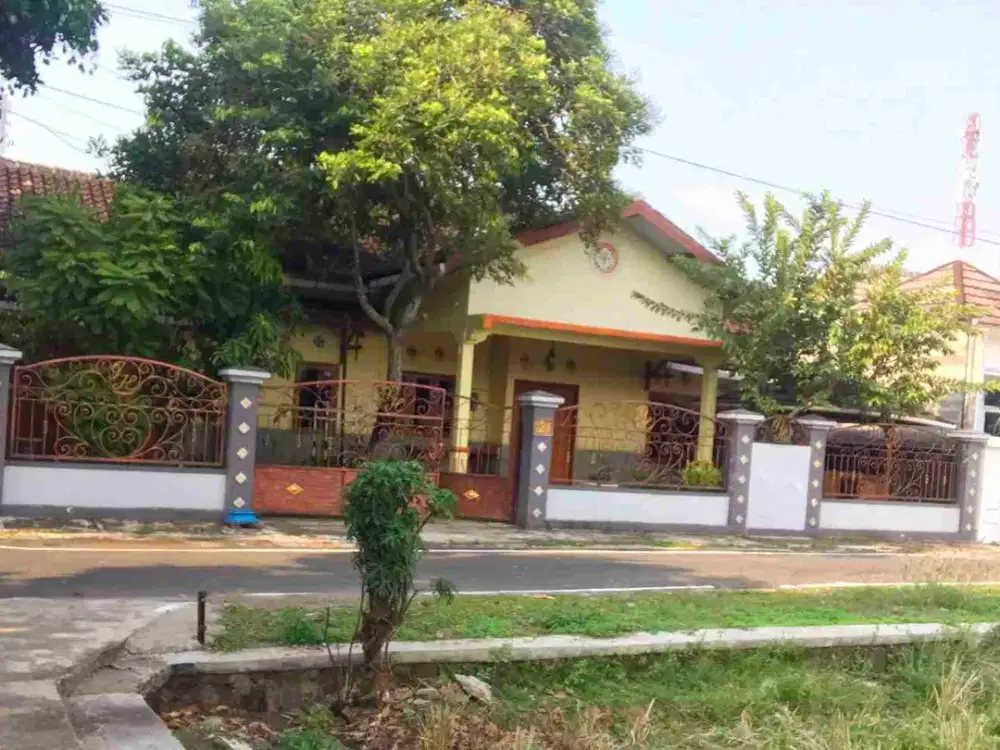rumah luas nyaman asri di tengah kota karanganyar
