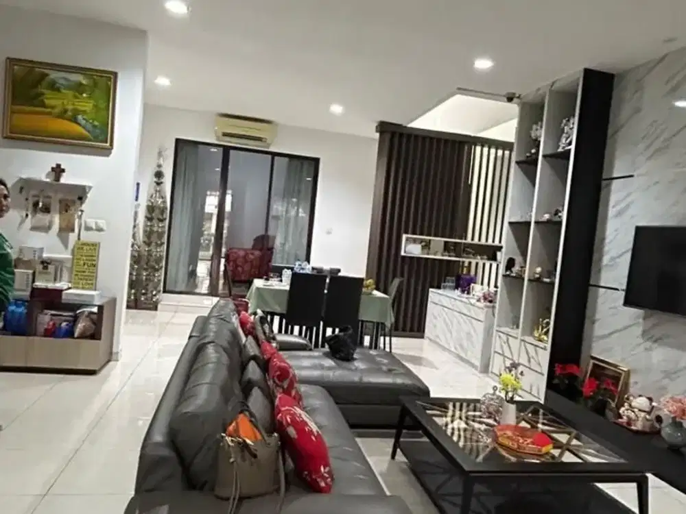 Dijual Rumah Fully Furnished (8X20) 3 Lantai di Sutera Palmyra