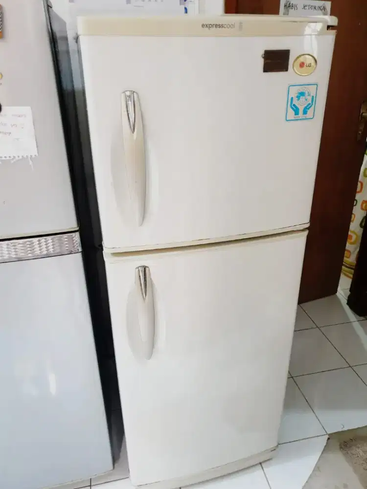 Kulkas dua pintu LG Expresscool