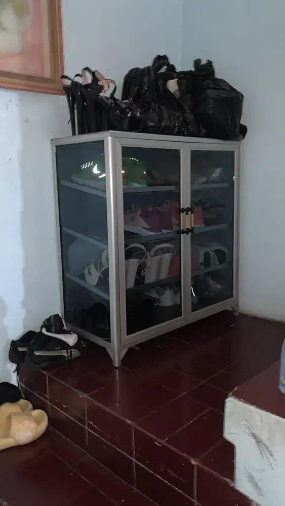 Lemari sepatu tiga tingkat